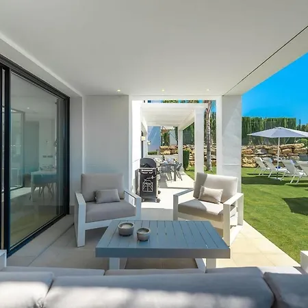 Golf-Front Villa Private Pool Sleeps 8 Estepona
