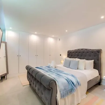 Golf-Front Villa Private Pool Sleeps 8 Estepona