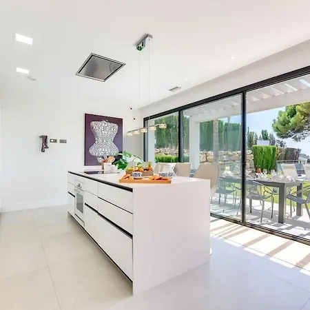 Golf-Front Villa Private Pool Sleeps 8 Apartment Estepona