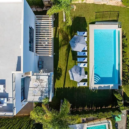 Golf-Front Villa Private Pool Sleeps 8 Estepona