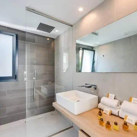Golf-Front Villa Private Pool Sleeps 8 Estepona